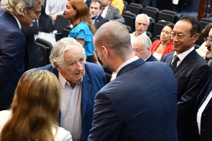 Mujica hablando con embajadores