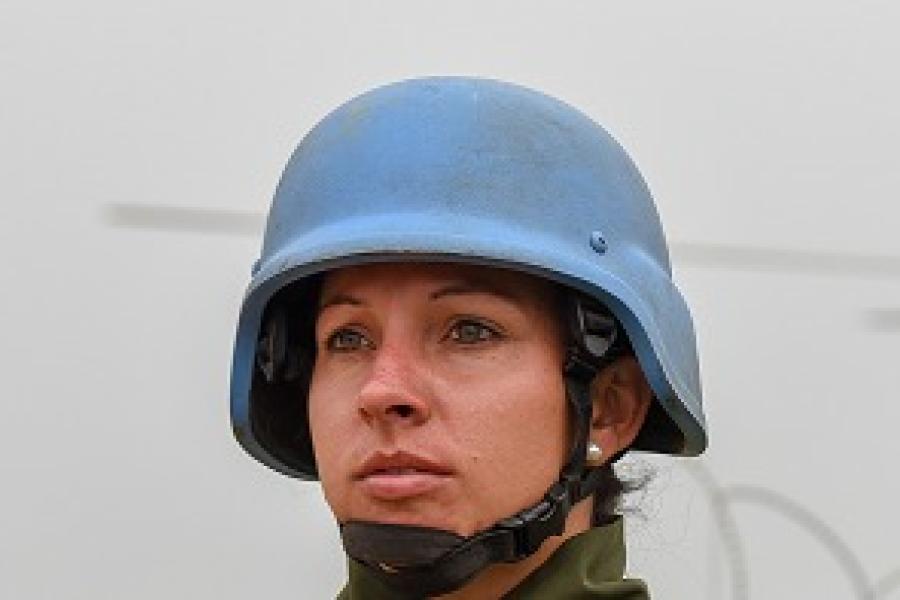 Mujer casco azul